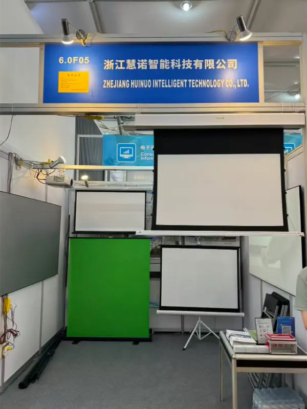 ¿Por qué los expositores de exposiciones globales prefieren la pantalla de proyección con trípode para la presentación in situ del stand en 2026?