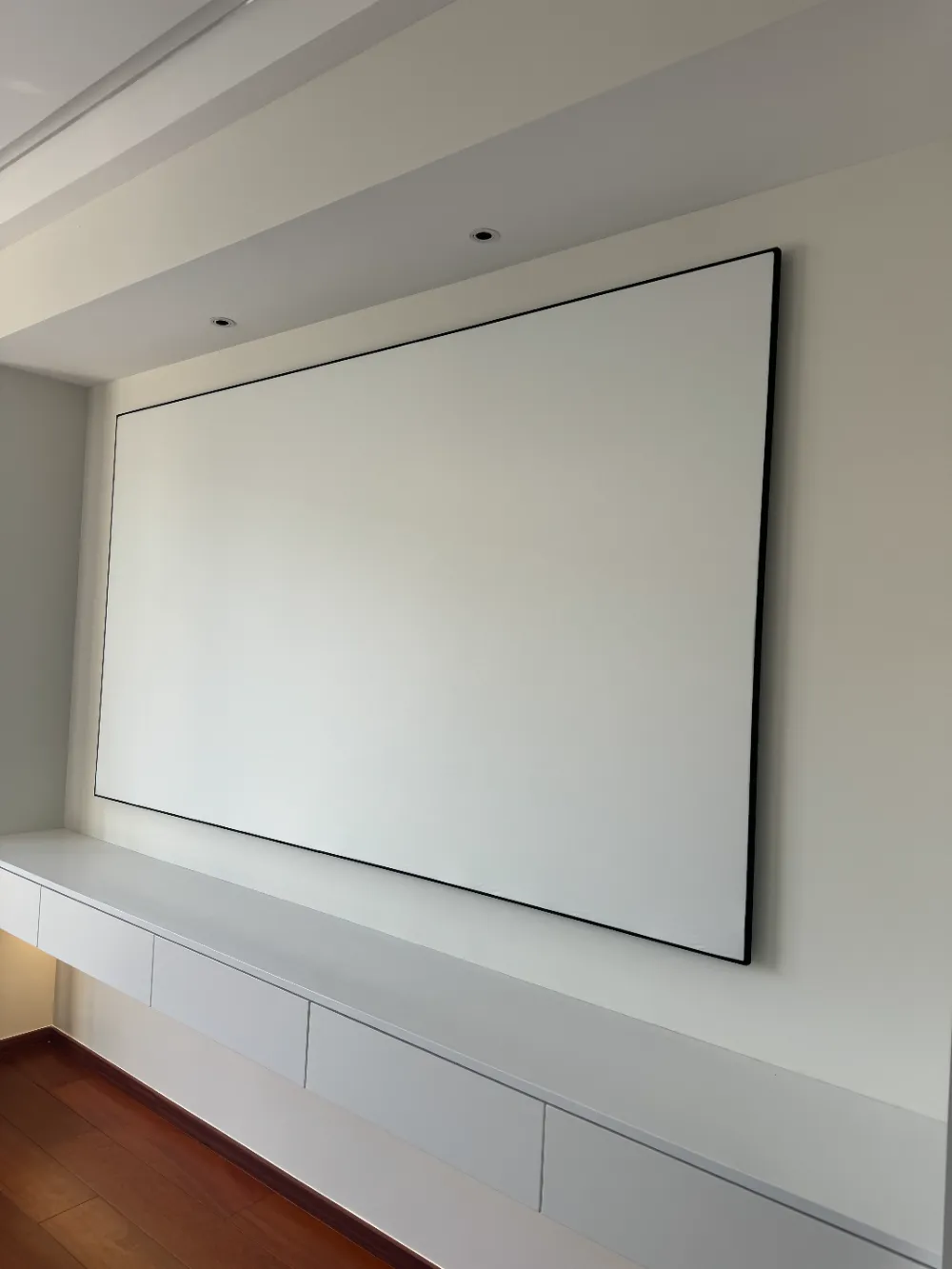Pantalla de marco fijo montada en la pared
